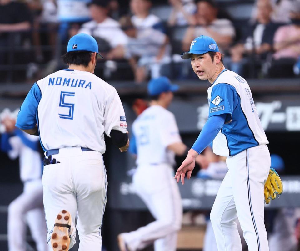 ４回を抑え、野村（左）を迎える加藤貴（撮影・中島達哉）