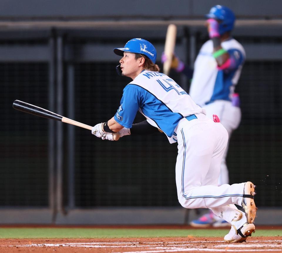 ３回、三塁打を放つ水野（撮影・中島達哉）