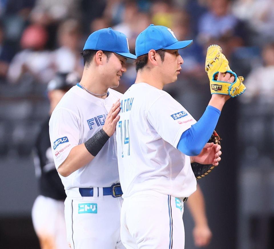 ７回、打球を捕球した加藤貴（右）と見つめ合い、苦笑いをみせる清宮幸（撮影・中島達哉）