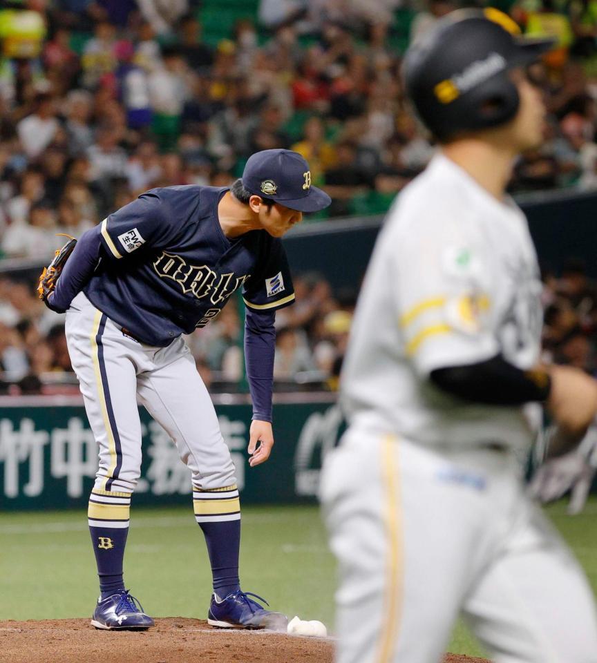 ２回、近藤（手前）に同点の押し出し四球を与えた田嶋