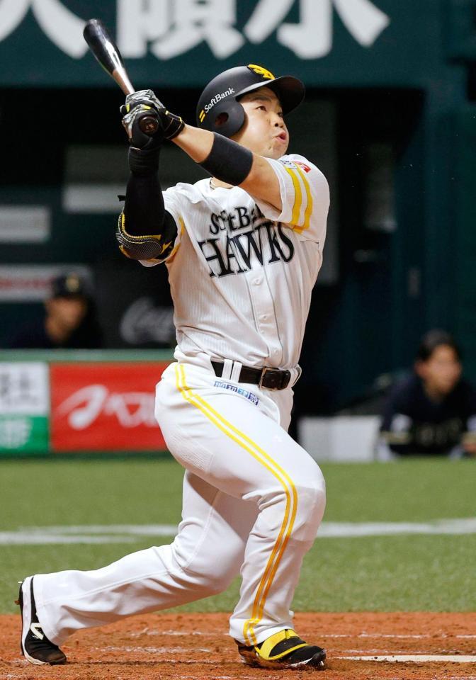 ４回、近藤が右越えに本塁打を放つ