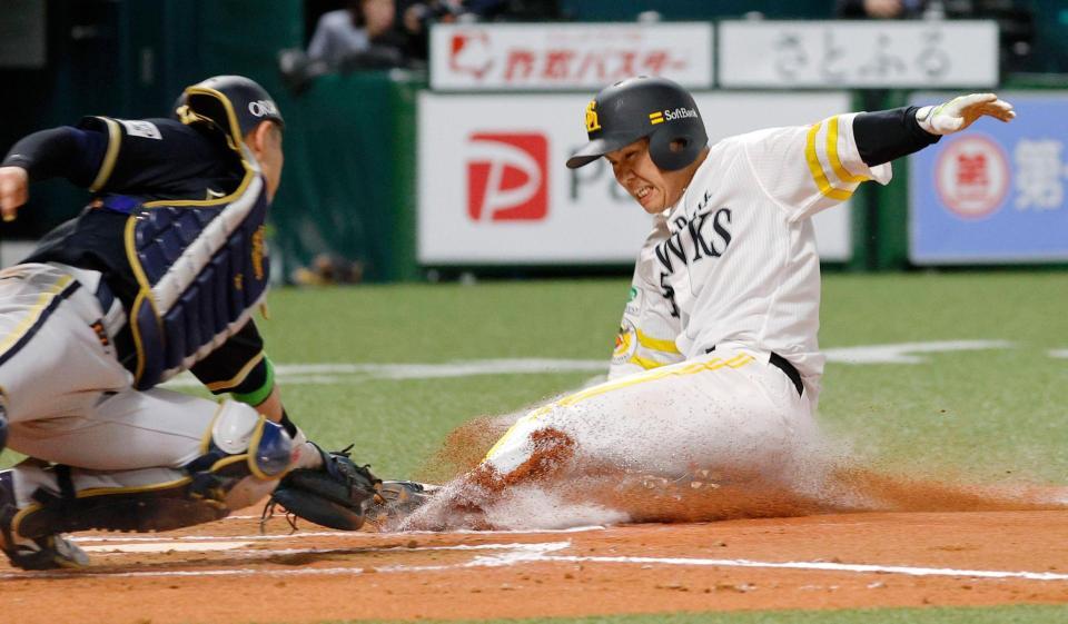 ６回、周東の右犠飛で生還する三走・海野。捕手・若月