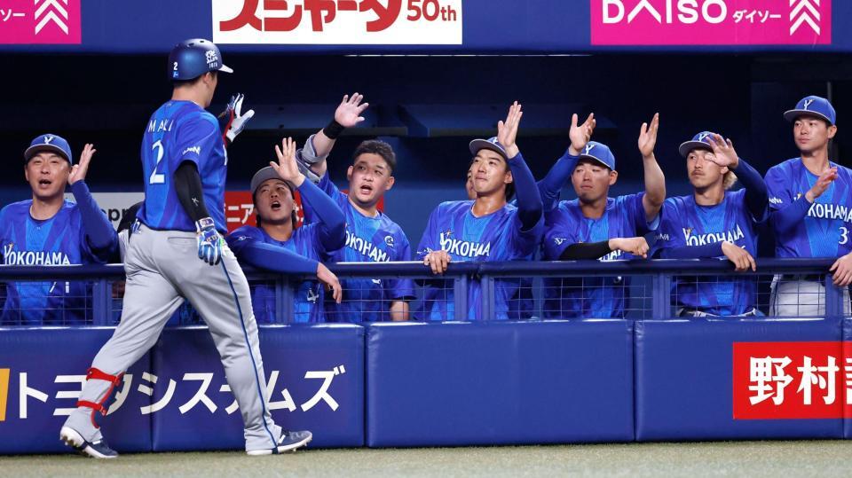 ３回、本塁打を放った牧（２）を迎えるＤｅＮＡナイン