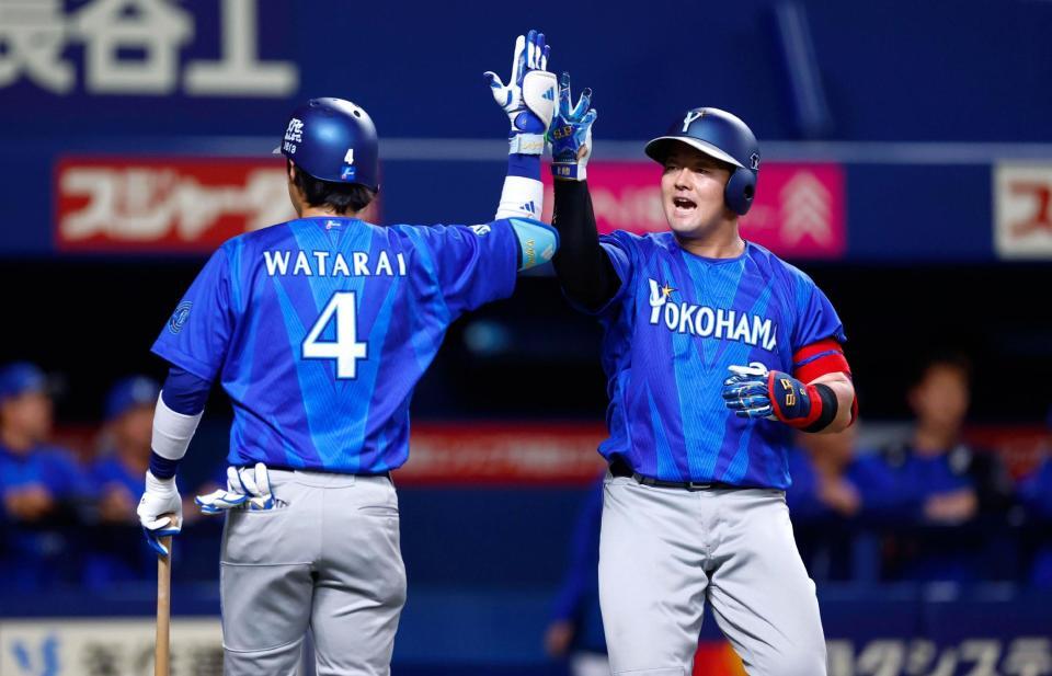 ３回、本塁打を放ち、度会（左）と喜ぶ牧