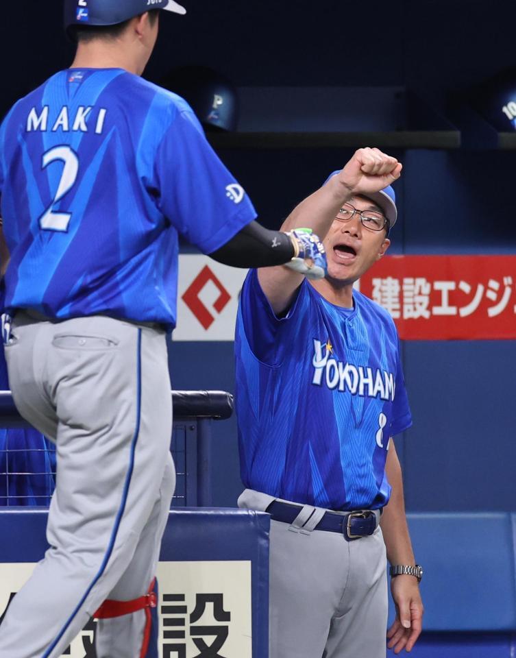 ３回、左越えソロを放った牧（左）を出迎える相川監督