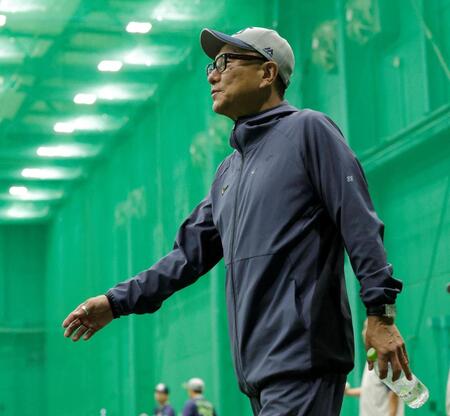 室内練習を見る池山監督（撮影・西田忠信）