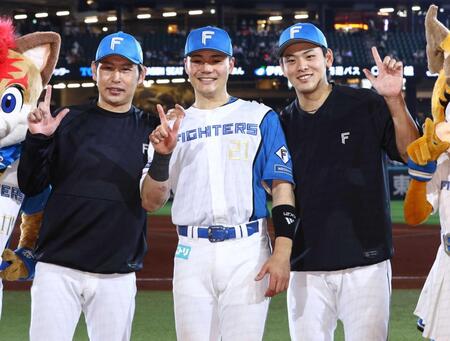 　「ドミれ！ポーズ」で記念撮影に応じる（左から）加藤貴、清宮幸、野村（撮影・中島達哉）
