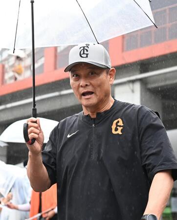 練習を終えて引き揚げる橋上監督代行
