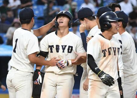 ９回、山内教輔（中央）は中越えにサヨナラ２ランを放ち、ナインの祝福を受ける（撮影・佐藤厚）