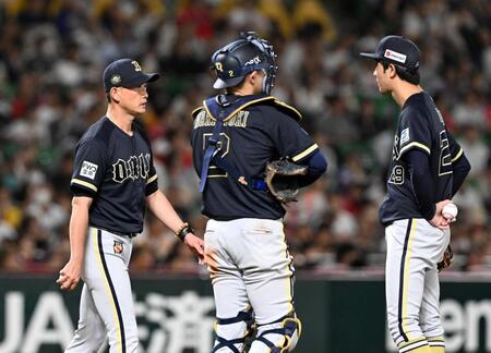 　２回、牧原大に２点打を許した田嶋（右）に降板を告げる岸田監督
