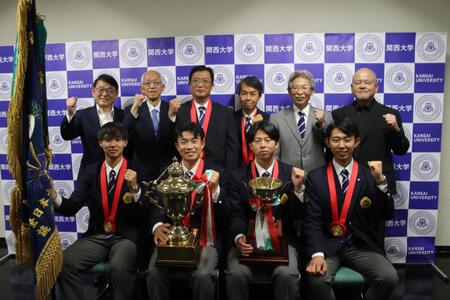 関大の理事長、学長らと記念撮影した小田監督（後列左から３人目）、（前列左から）米沢、森内、中原、大田