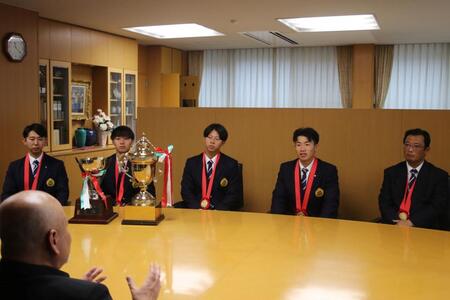 高橋学長の話を聞く関大野球部