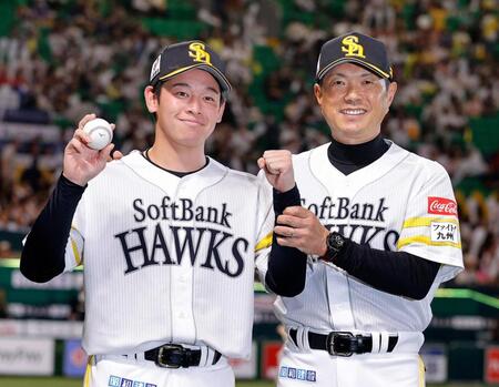 １球でプロ初勝利を挙げ、小久保監督（右）とポーズをとる鈴木豪