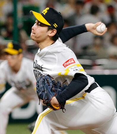 ６回途中から登板し、１球でプロ初勝利を挙げた鈴木豪
