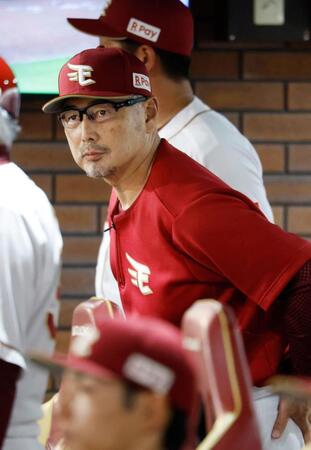 ９回、ベンチで試合を見守る吉井監督