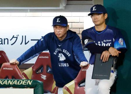 ９回、ベンチで試合を見守る西口監督（左）