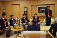 芝井理事長らにあいさつした関大野球部
