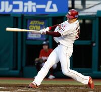 ２回、中島が右前に適時打を放つ