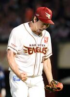 ７回無失点で、雄たけびを上げる先発の前田健