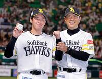 １球でプロ初勝利を挙げ、小久保監督（右）とポーズをとる鈴木豪