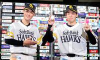 オリックスに勝利し、お立ち台でポーズをとる庄子（左）と鈴木豪