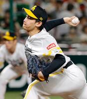 ６回途中から登板し、１球でプロ初勝利を挙げた鈴木豪