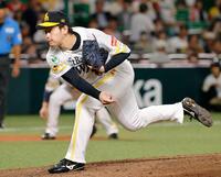 ６回途中から登板し、１球でプロ初勝利を挙げた鈴木豪