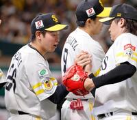 １球でプロ初勝利を挙げ、杉山（右）からウイニングボールを受け取る鈴木豪