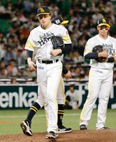 ６回途中、降板する前田純（手前）