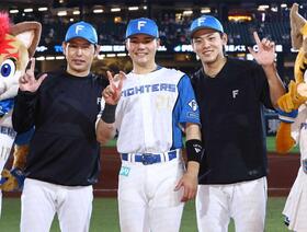 　「ドミれ！ポーズ」で記念撮影に応じる（左から）加藤貴、清宮幸、野村（撮影・中島達哉）