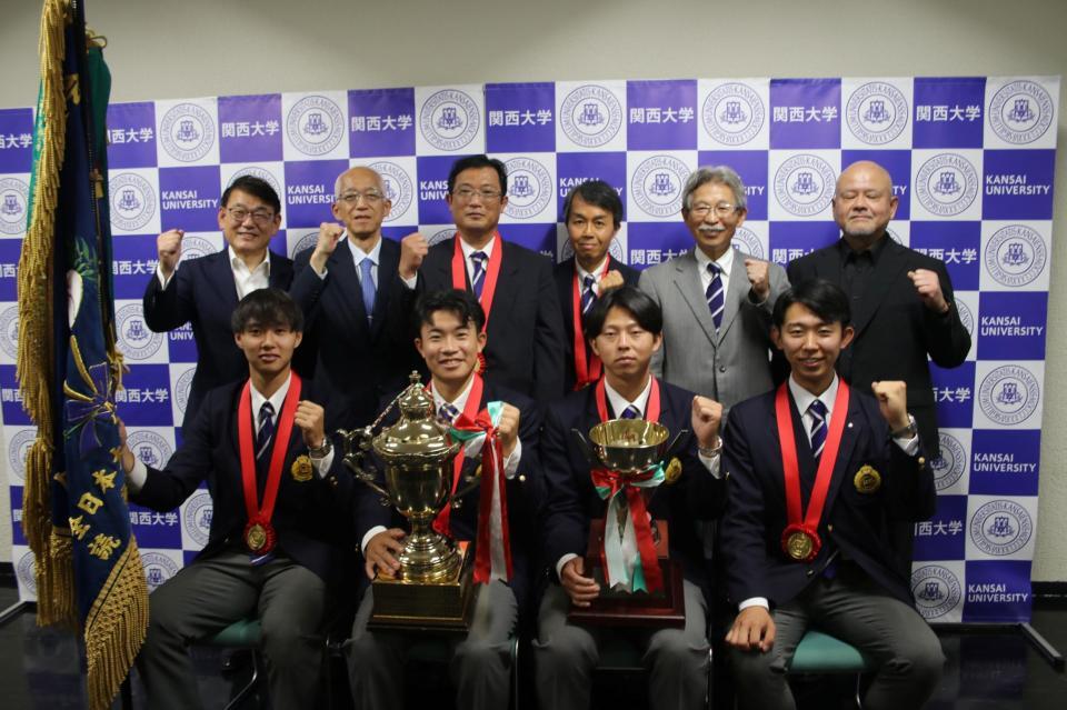 関大の理事長、学長らと記念撮影した小田監督（後列左から３人目）、（前列左から）米沢、森内、中原、大田