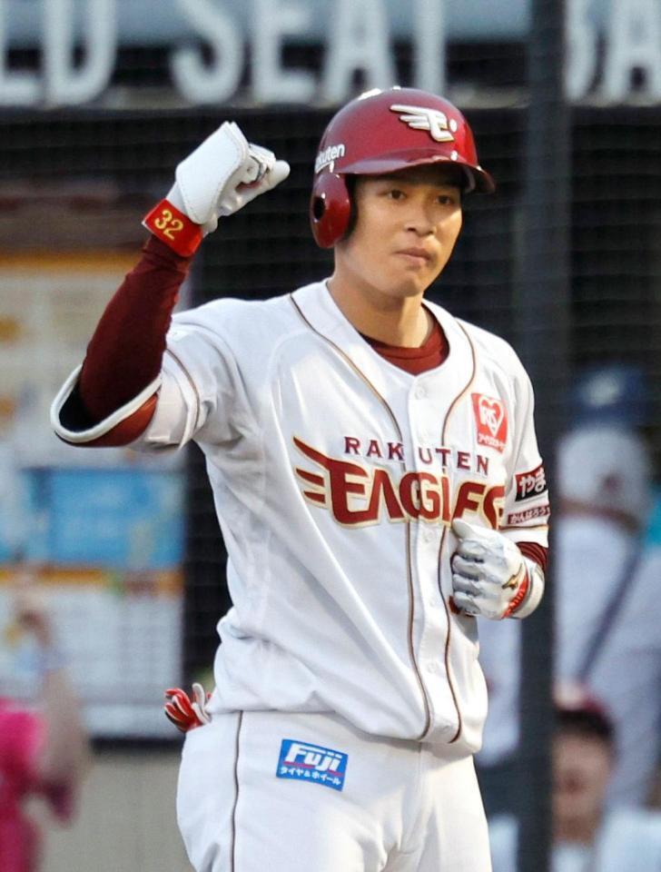 ２回、適時打を放ちガッツポーズする中島