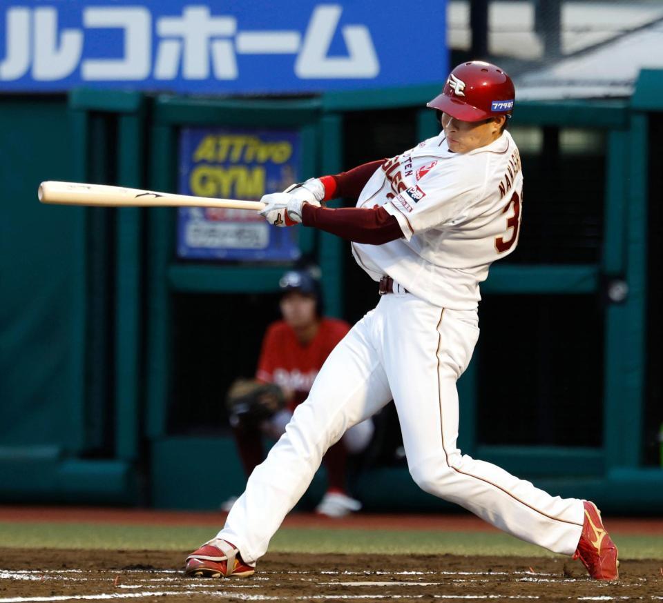 ２回、中島が右前に適時打を放つ