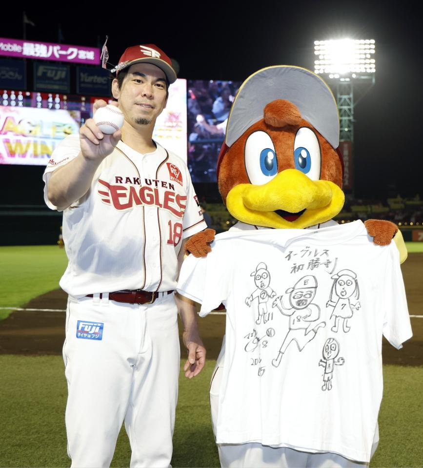 日本で１１年ぶりの白星を挙げ、ポーズをとる前田健（提供・共同通信社）