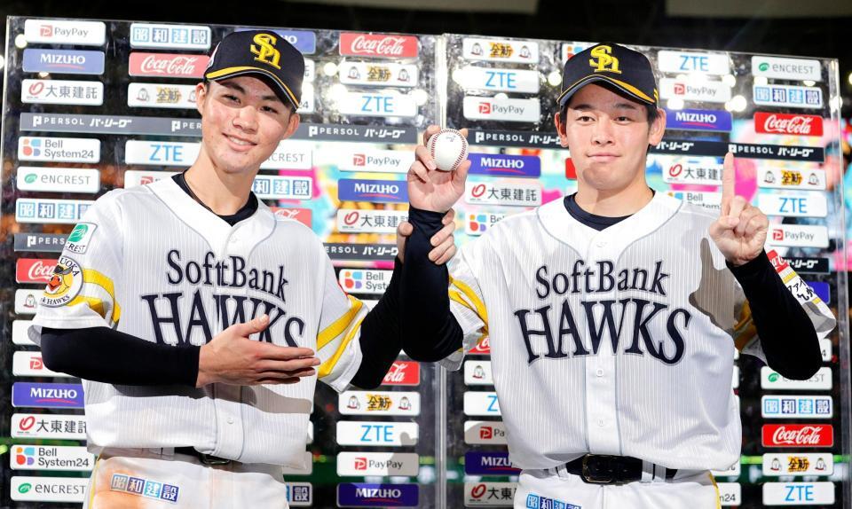 オリックスに勝利し、お立ち台でポーズをとる庄子（左）と鈴木豪