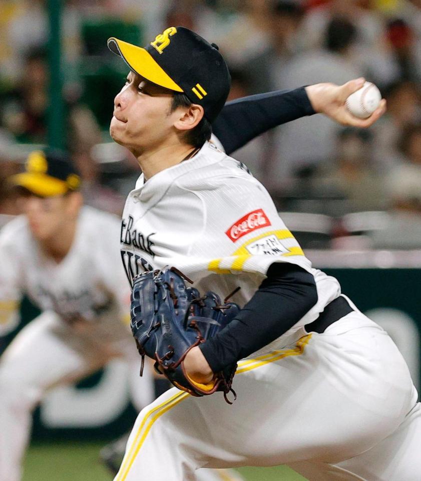 ６回途中から登板し、１球でプロ初勝利を挙げた鈴木豪