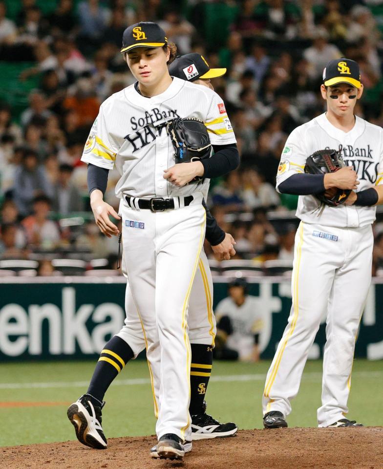 ６回途中、降板する前田純（手前）