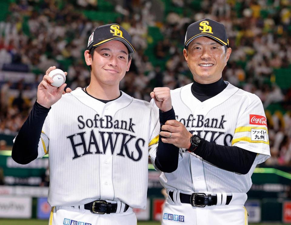 １球でプロ初勝利を挙げ、小久保監督（右）とポーズをとる鈴木豪