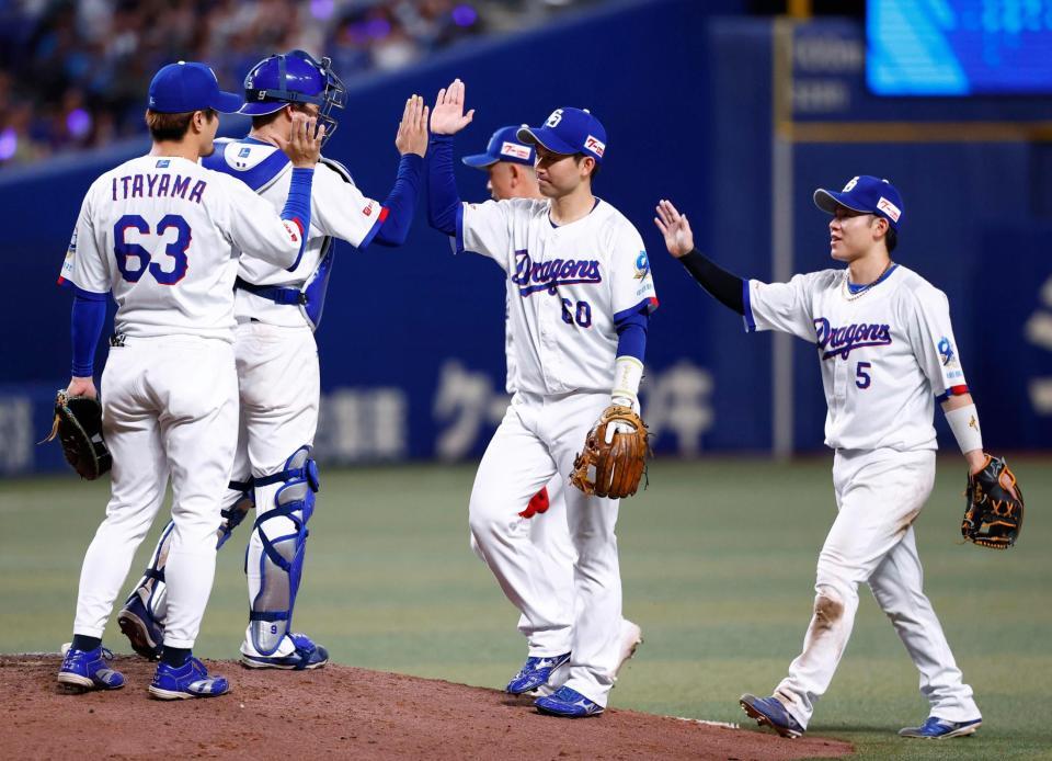 ＤｅＮＡに勝利し、タッチを交わす中日ナイン