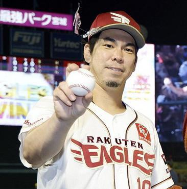 ポーズを取る楽天・前田健太（提供・共同通信社）