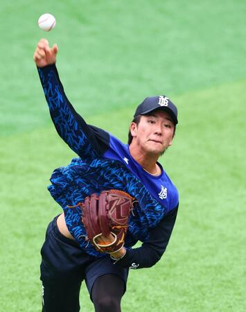 キャッチボールする篠木（撮影・石井剣太郎）