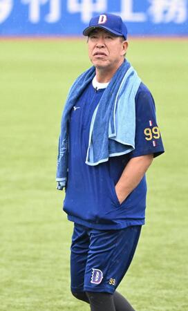 試合が中止となった井上監督（撮影・持木克友）