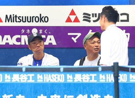 練習を見守る相川監督（撮影・石井剣太郎）