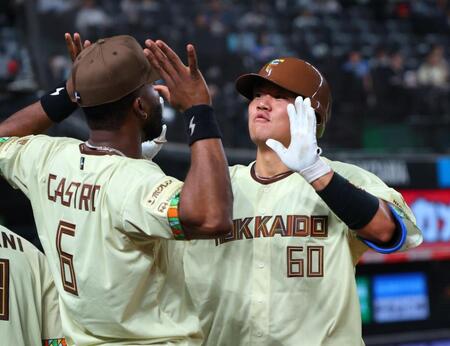 ５回、左越えに勝ち越しソロを放ちナインに迎えられる吉田（撮影・金田祐二）