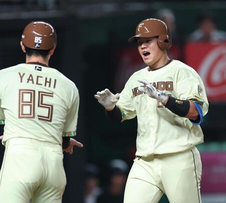 ５回、左越えに勝ち越しソロを放ち生還する吉田（撮影・金田祐二）