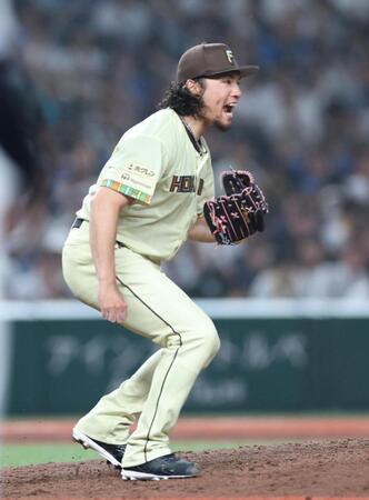 ６回、ピンチを脱し雄たけびをあげる伊藤（撮影・金田祐二）