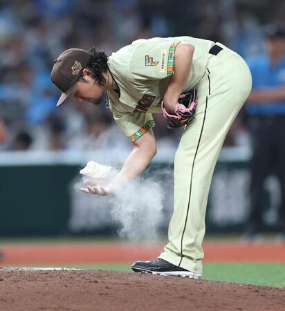７回、同点に追いつかれがっくりの伊藤（撮影・金田祐二）