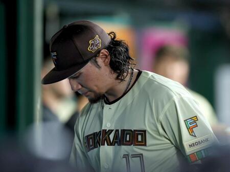 ７回、同点にされベンチに戻りうつむく伊藤（撮影・金田祐二）
