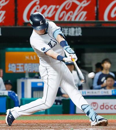 ７回、ネビンが左前に２点打を放つ