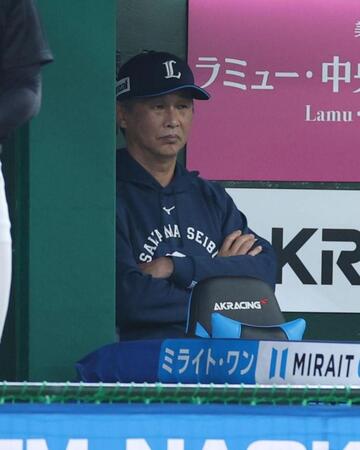 ベンチで厳しい表情の西口監督（撮影・金田祐二）